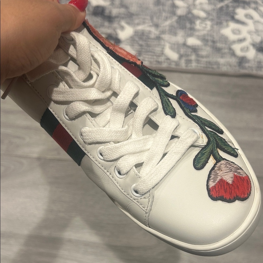 Gucci White Leather Floral Embroidered Low Top Sneakers - W8.5 (38.5) Authentic - Picture 8 of 16